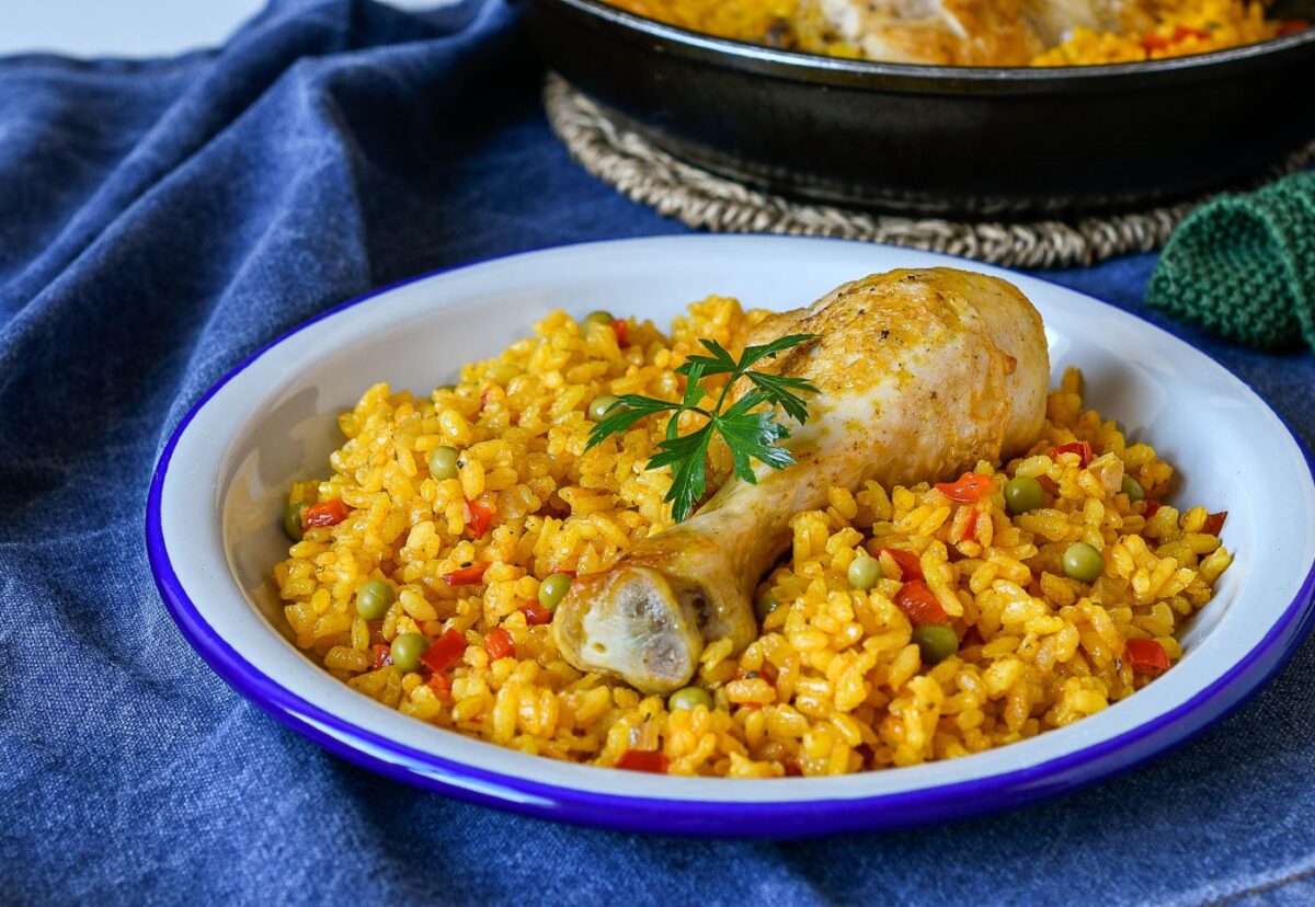 Arroz con pollo al estilo cubano