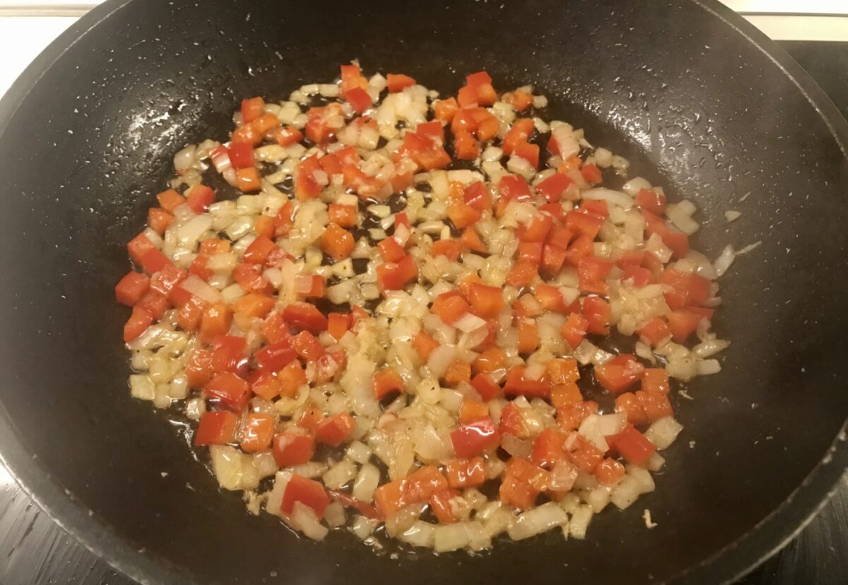 Arroz con pollo al estilo cubano