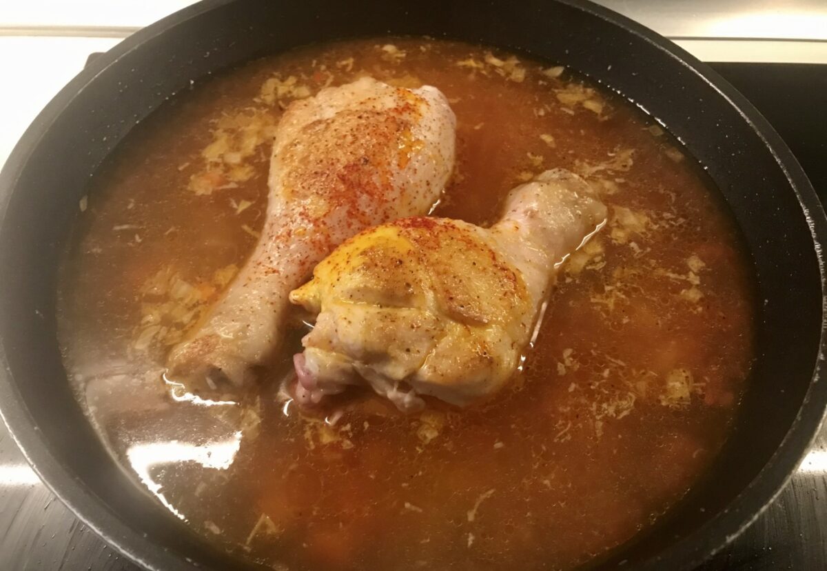 Arroz con pollo al estilo cubano