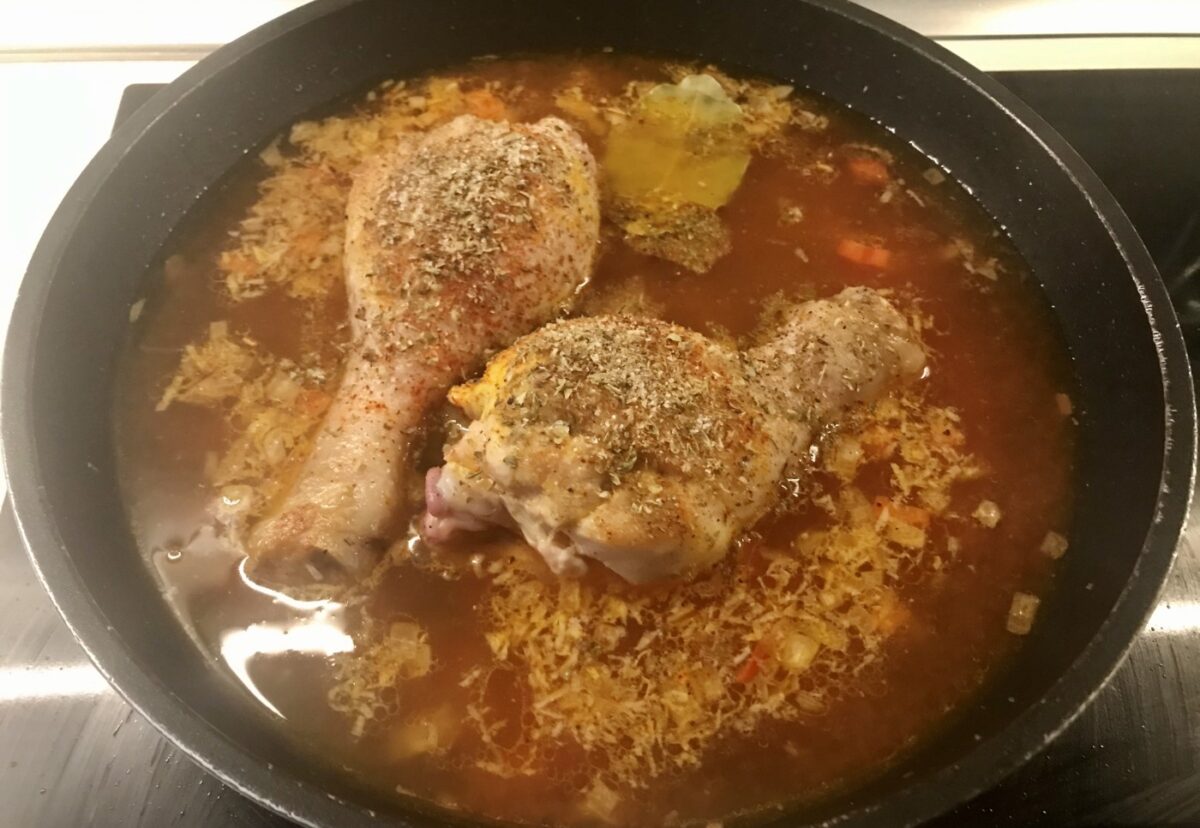 Arroz con pollo al estilo cubano
