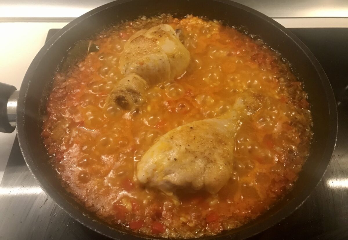 Arroz con pollo al estilo cubano