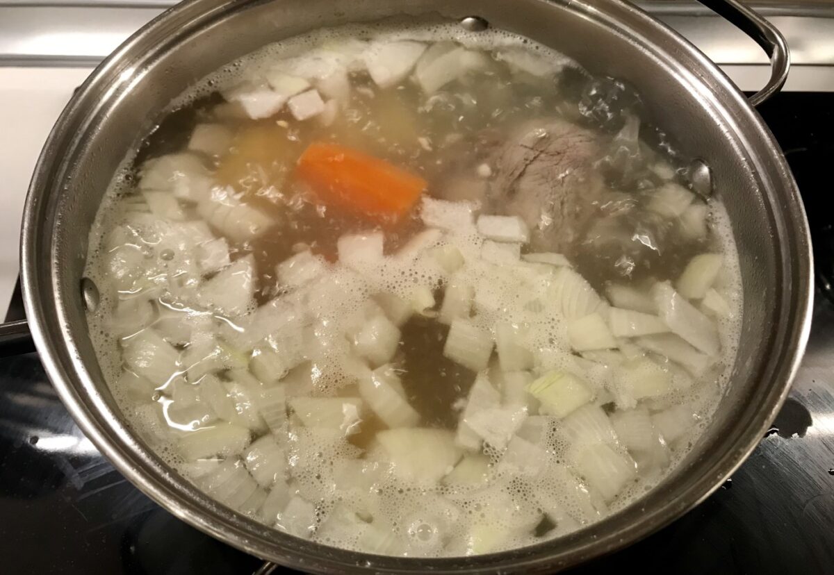 Caldo de res. Receta mexicana económica y muy nutritiva