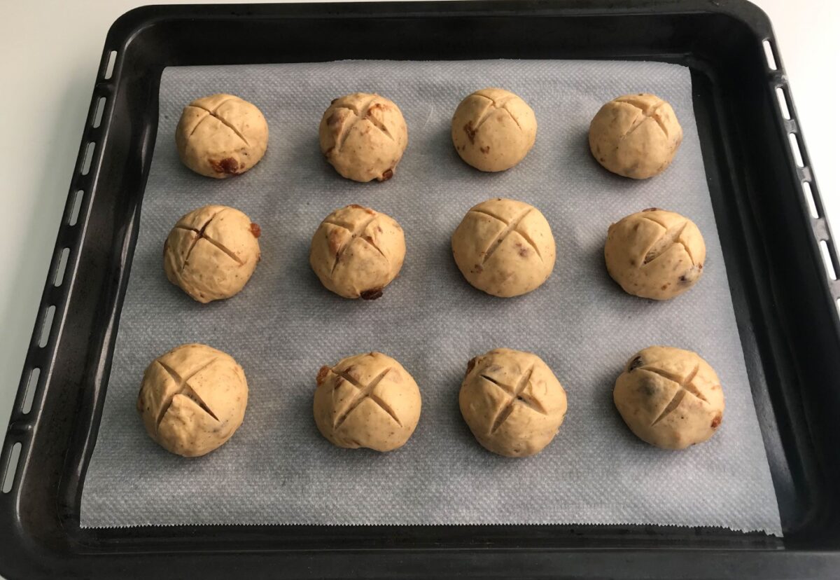 Hot cross buns. Dulce tradicional británico en Semana Santa