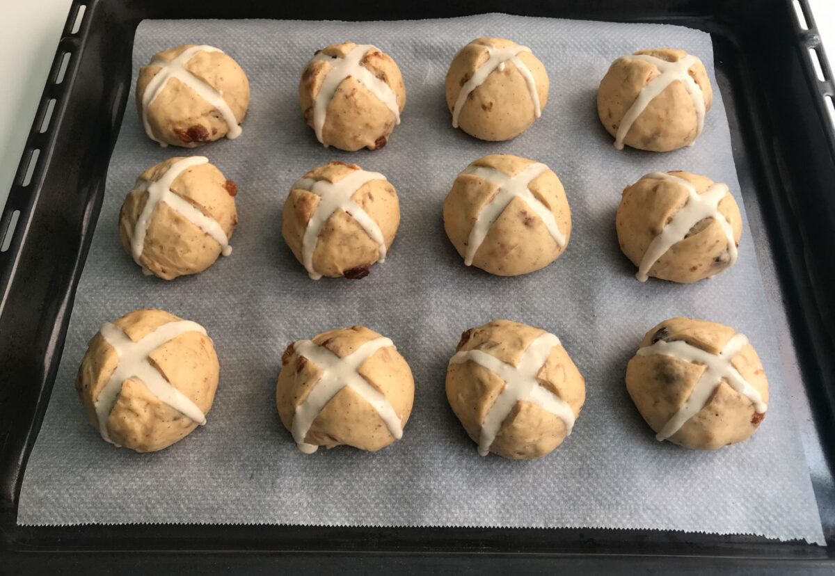 Hot cross buns. Dulce tradicional británico en Semana Santa