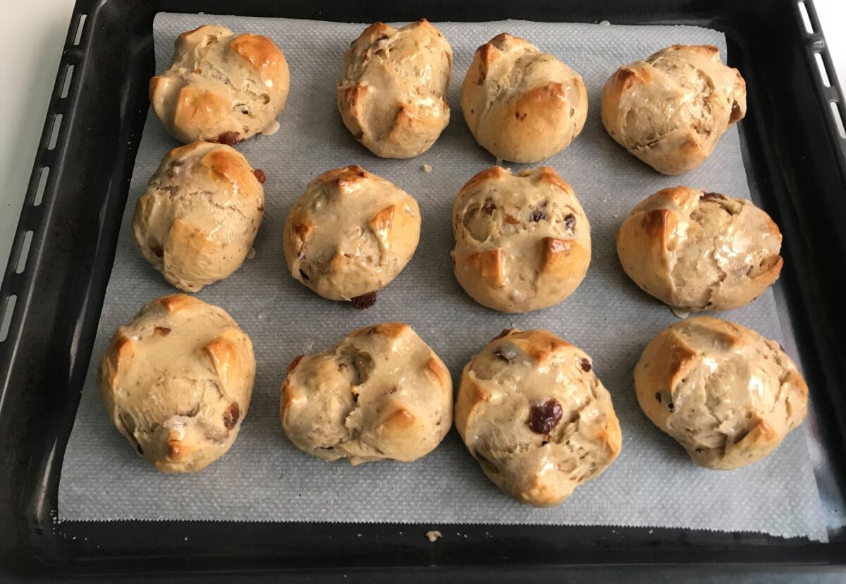 Hot cross buns. Dulce tradicional británico en Semana Santa