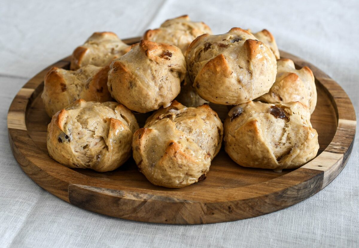 Hot cross buns. Dulce tradicional británico en Semana Santa