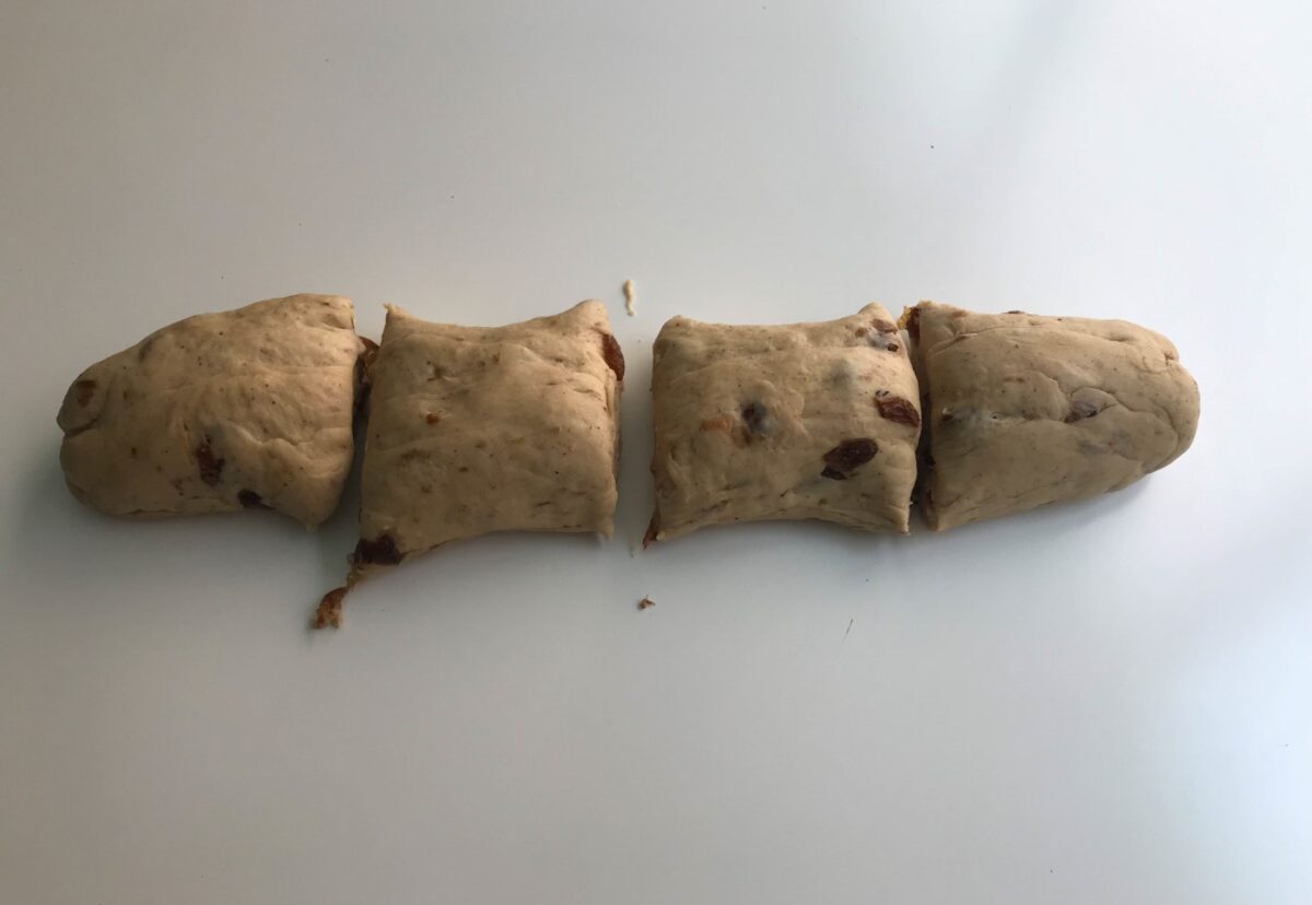 Hot cross buns. Dulce tradicional británico en Semana Santa