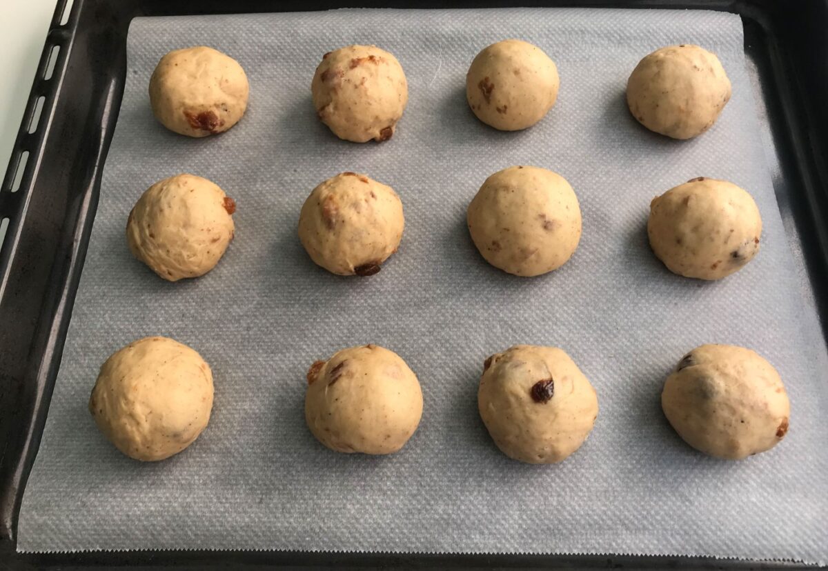 Hot cross buns. Dulce tradicional británico en Semana Santa