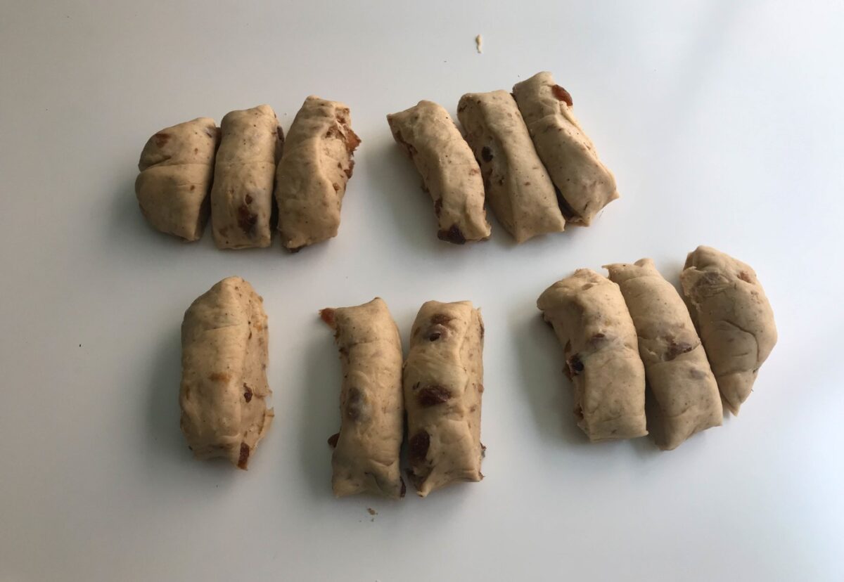 Hot cross buns. Dulce tradicional británico en Semana Santa