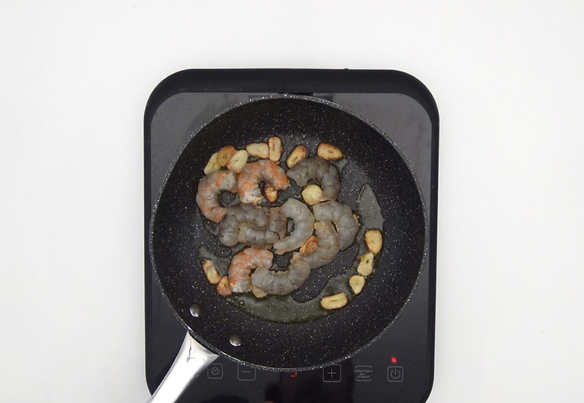 Huevos rotos con gambas o langostinos al ajillo y pulpo