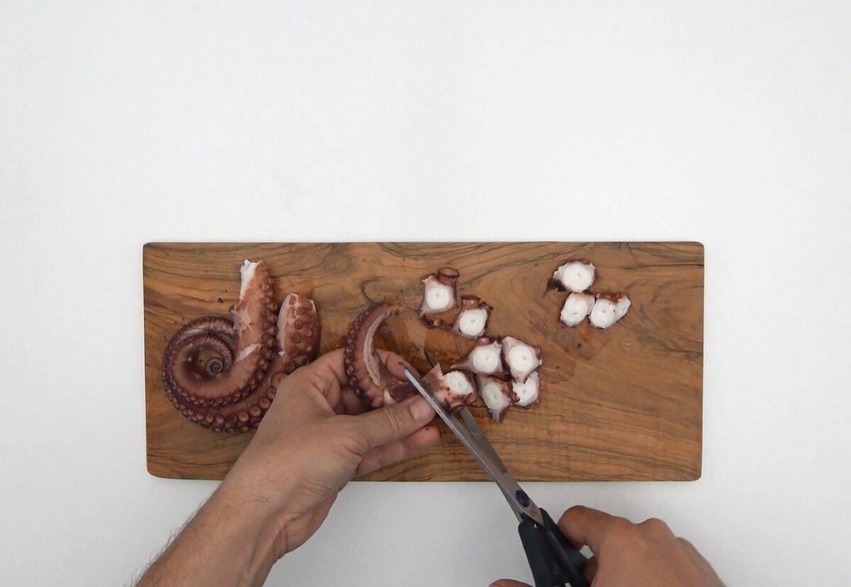 Huevos rotos con gambas o langostinos al ajillo y pulpo