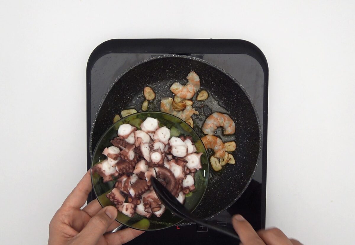 Huevos rotos con gambas o langostinos al ajillo y pulpo