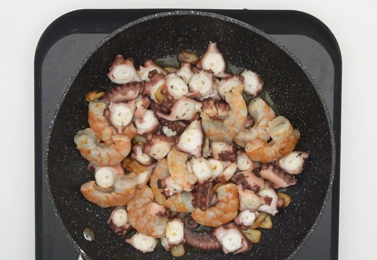 Huevos rotos con gambas o langostinos al ajillo y pulpo