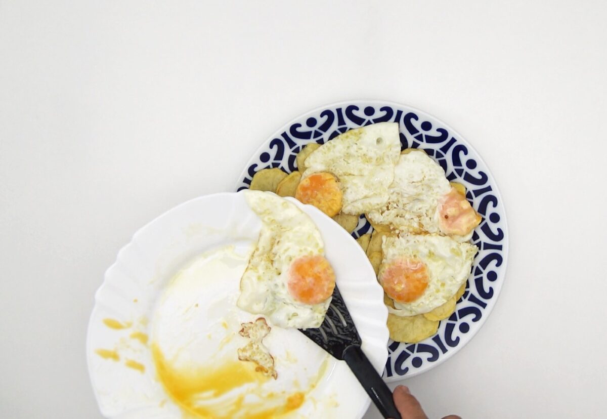 Huevos rotos con gambas o langostinos al ajillo y pulpo