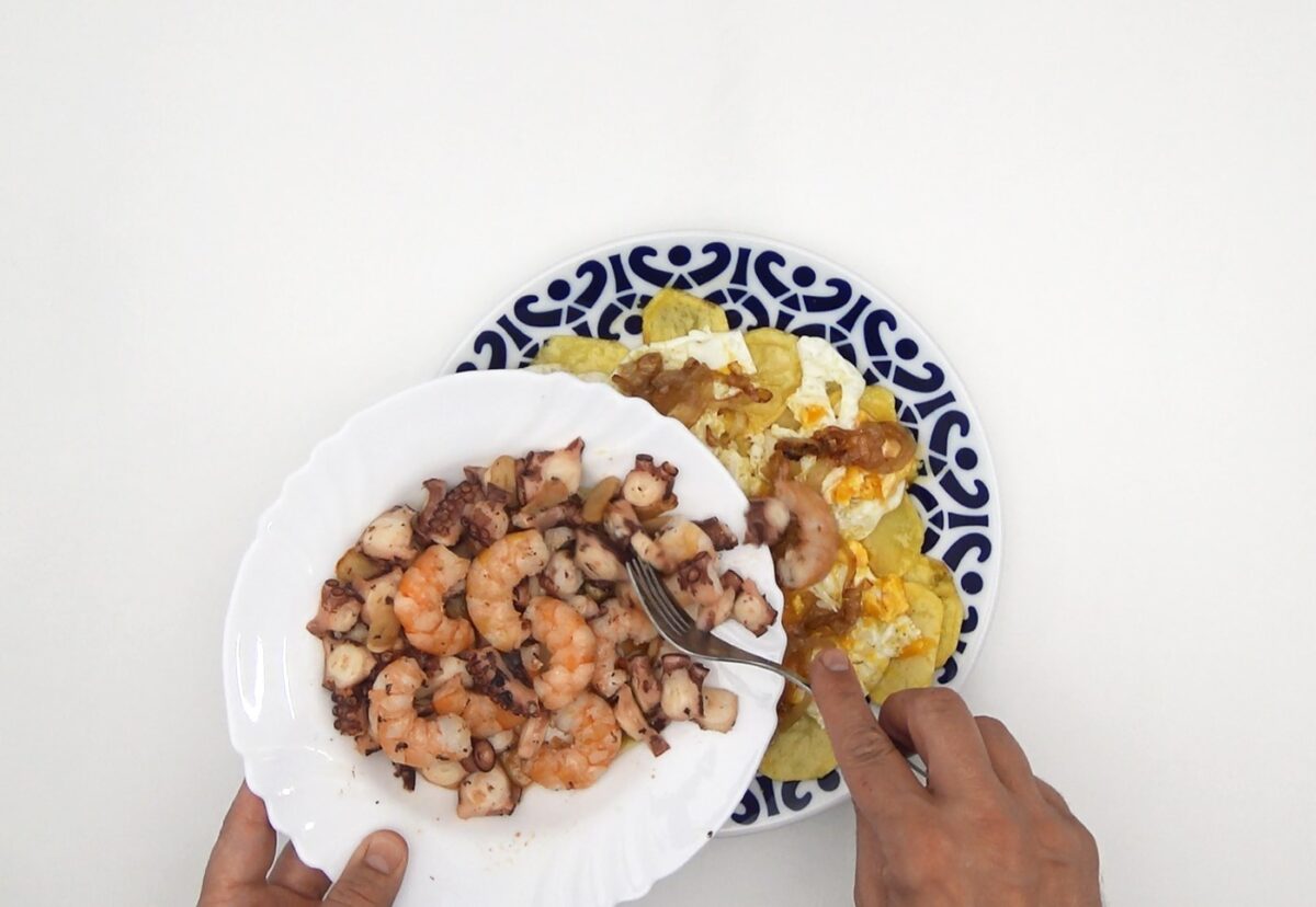 Huevos rotos con gambas o langostinos al ajillo y pulpo
