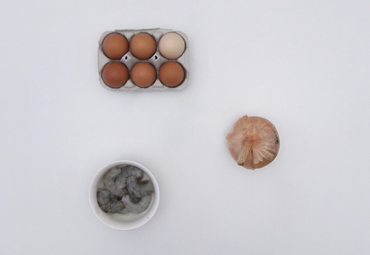 Huevos rotos con gambas o langostinos al ajillo y pulpo