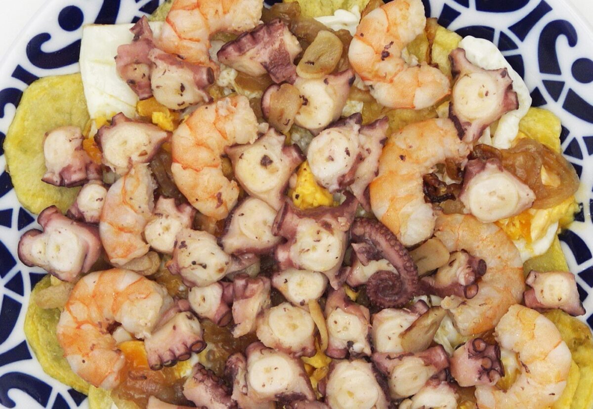 Huevos rotos con gambas o langostinos al ajillo y pulpo