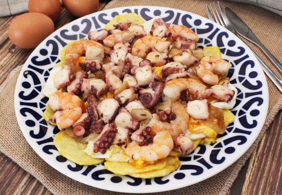 Huevos rotos con gambas o langostinos al ajillo y pulpo