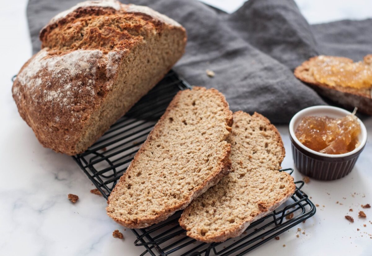 Pan de soda irlandés. El pan más rápido y fácil (sin levadura)