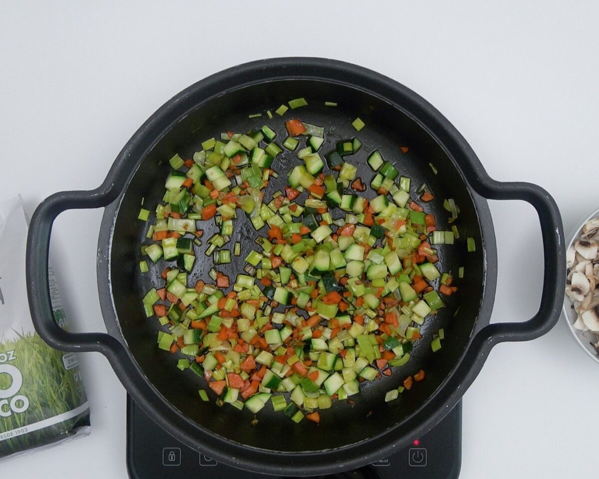 Pimientos rellenos de arroz y verduras. Receta paso a paso