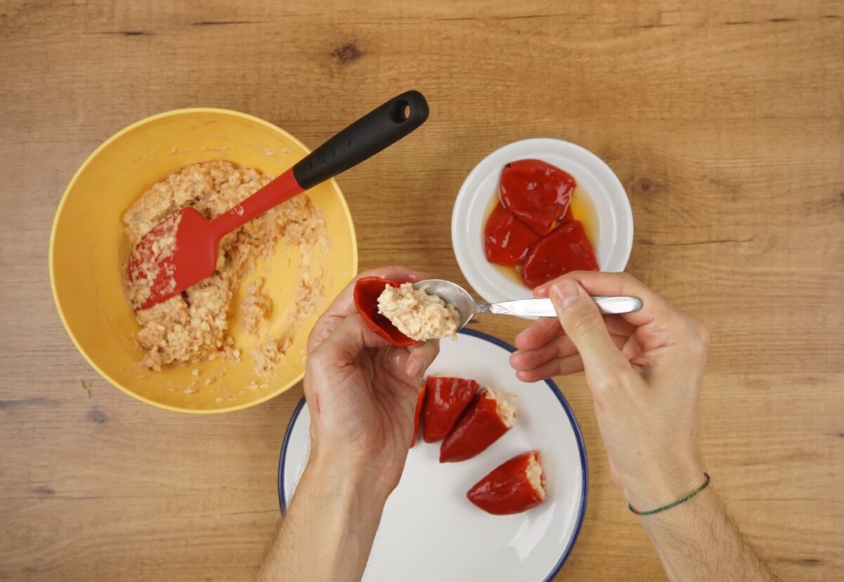 Pimientos del piquillo rellenos de rape y langostinos