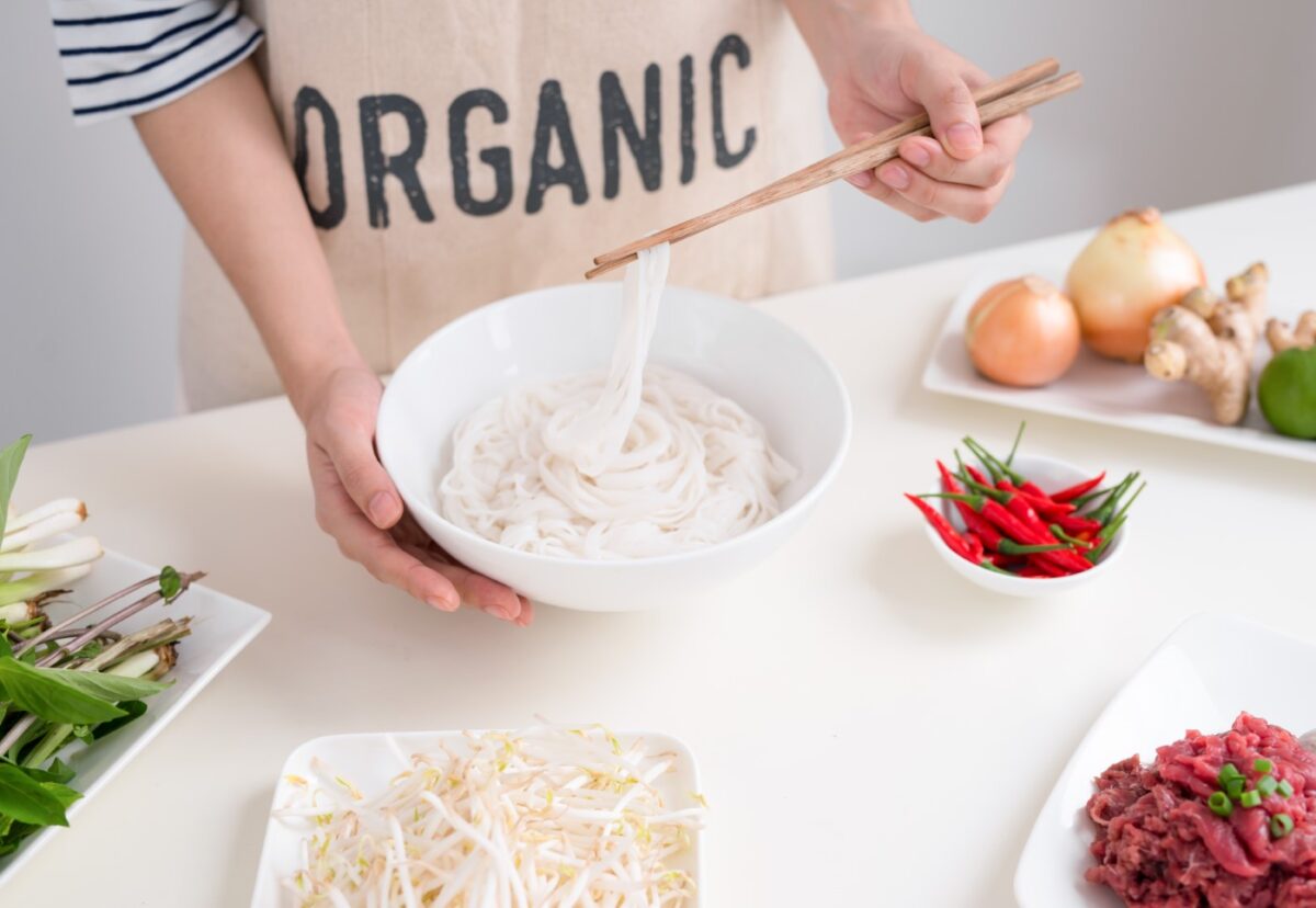 Sopa Pho de ternera o sopa de noodles vietnamita (Pho Bo)