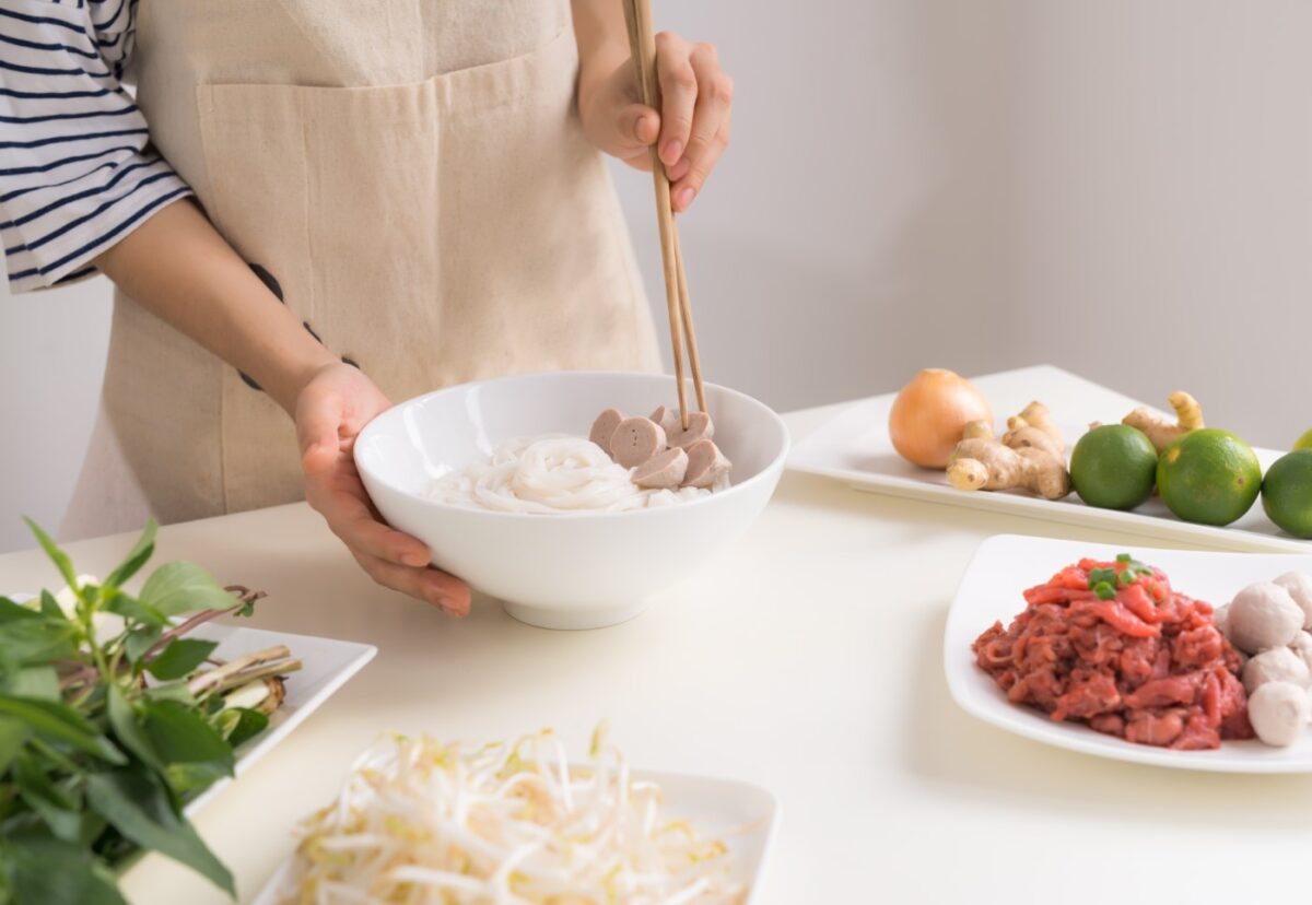 Sopa Pho de ternera o sopa de noodles vietnamita (Pho Bo)