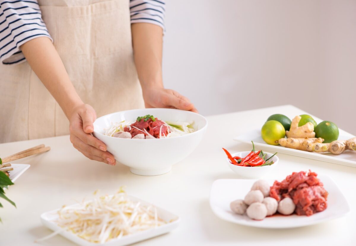 Sopa Pho de ternera o sopa de noodles vietnamita (Pho Bo)