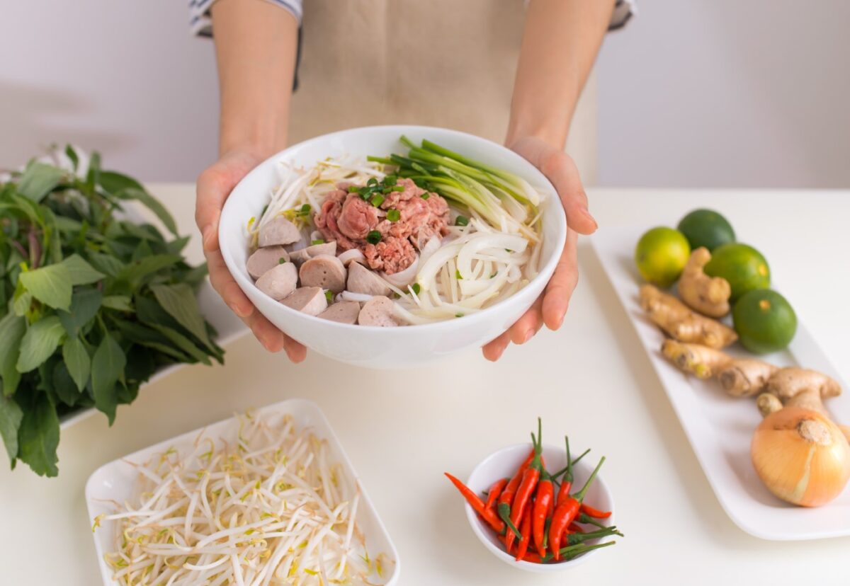 Sopa Pho de ternera o sopa de noodles vietnamita (Pho Bo)