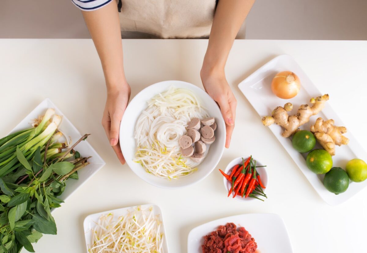 Sopa Pho de ternera o sopa de noodles vietnamita (Pho Bo)