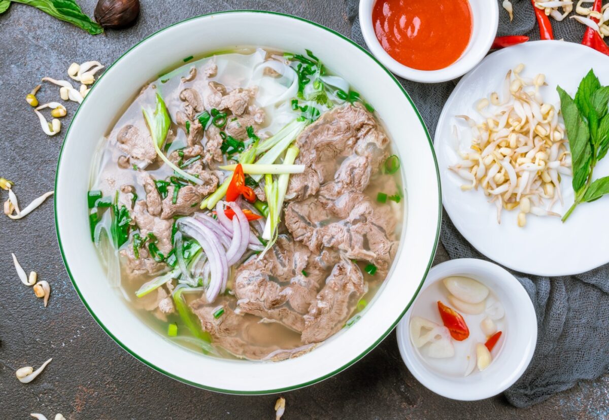 Sopa Pho de ternera o sopa de noodles vietnamita (Pho Bo)