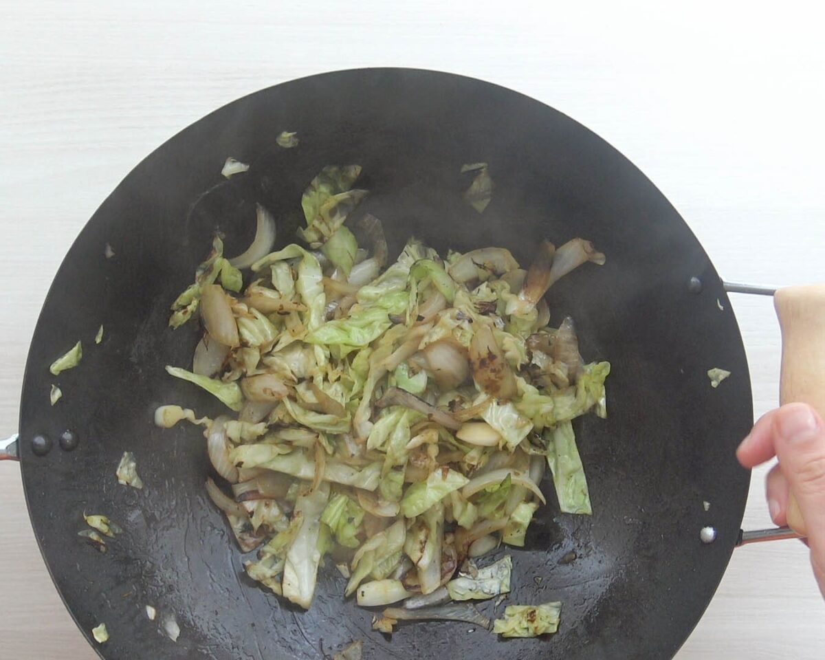 Verduras salteadas al wok con langostinos acompañado de arroz basmati