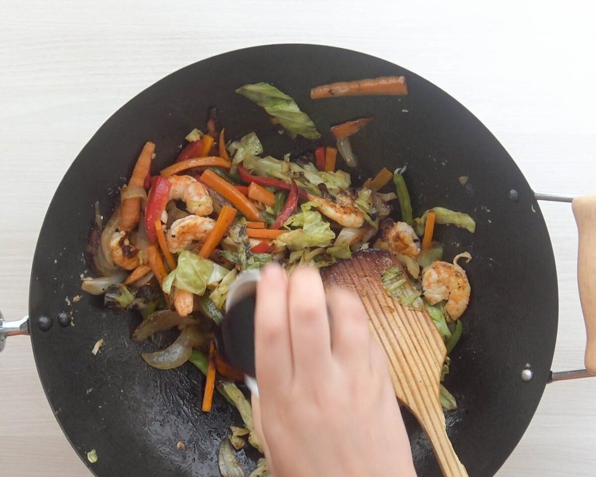 Verduras salteadas al wok con langostinos acompañado de arroz basmati