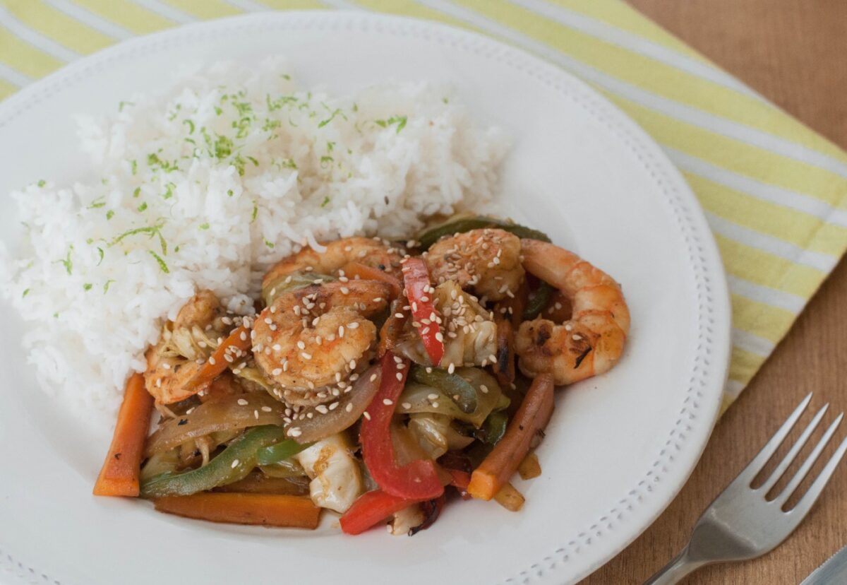 Verduras salteadas al wok con langostinos acompañado de arroz basmati