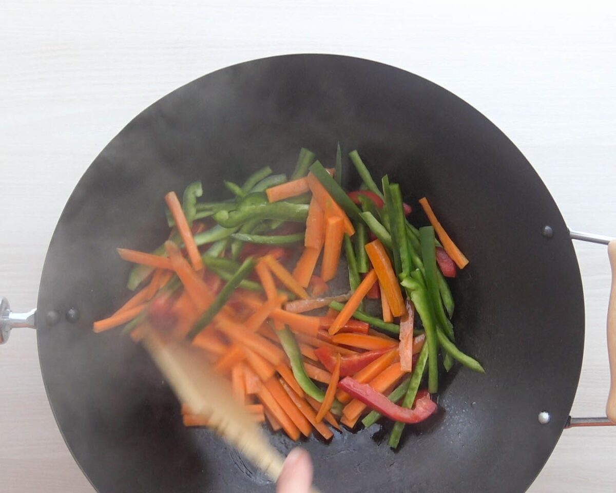 Verduras salteadas al wok con langostinos acompañado de arroz basmati