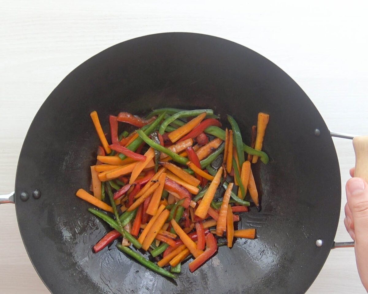 Verduras salteadas al wok con langostinos acompañado de arroz basmati