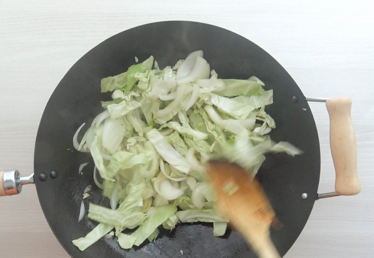 Verduras salteadas al wok con langostinos acompañado de arroz basmati