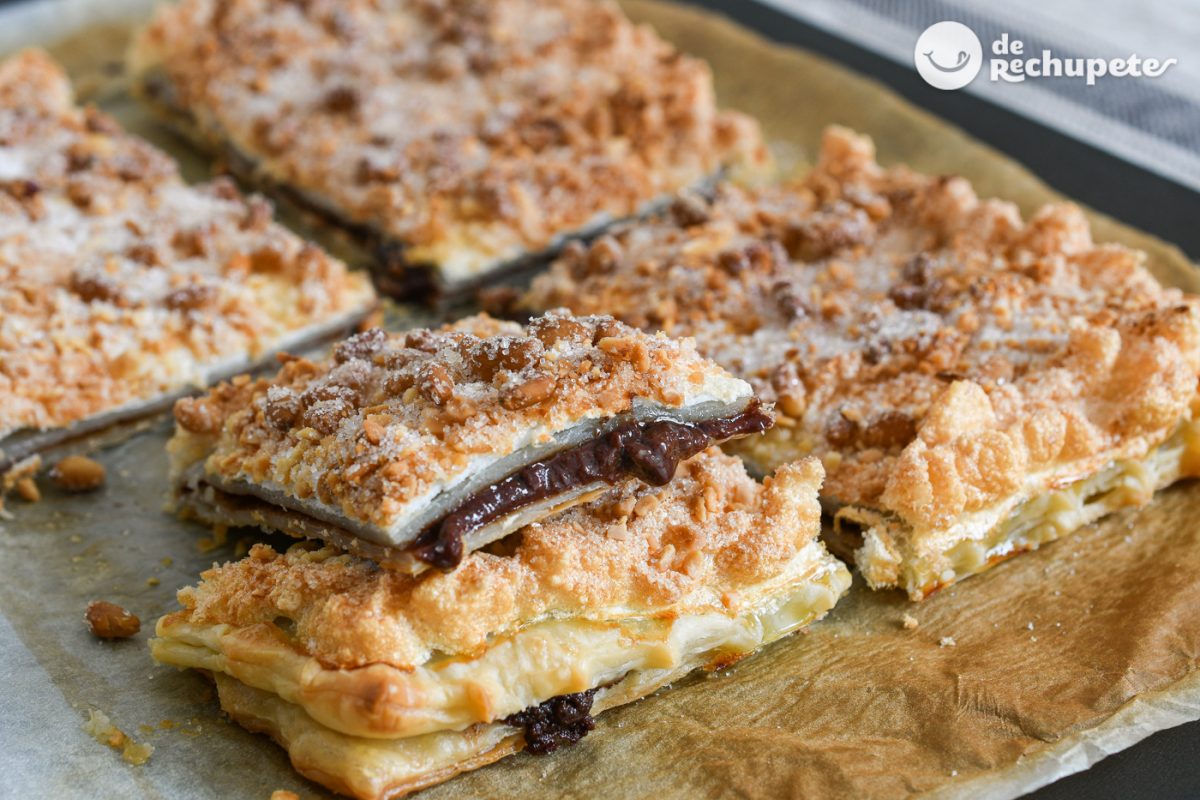 Coca de Llavaneres rellena de chocolate. Postre catalán delicioso