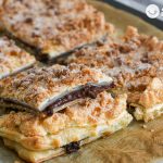 Coca de Llavaneres rellena de chocolate. Postre catalán delicioso