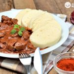 Goulash checo con Knedlíky. Receta tradicional de este guiso de carne paso a paso