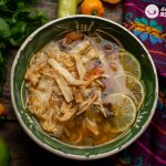 Sopa de pollo y lima. Receta mexicana refrescante y deliciosa