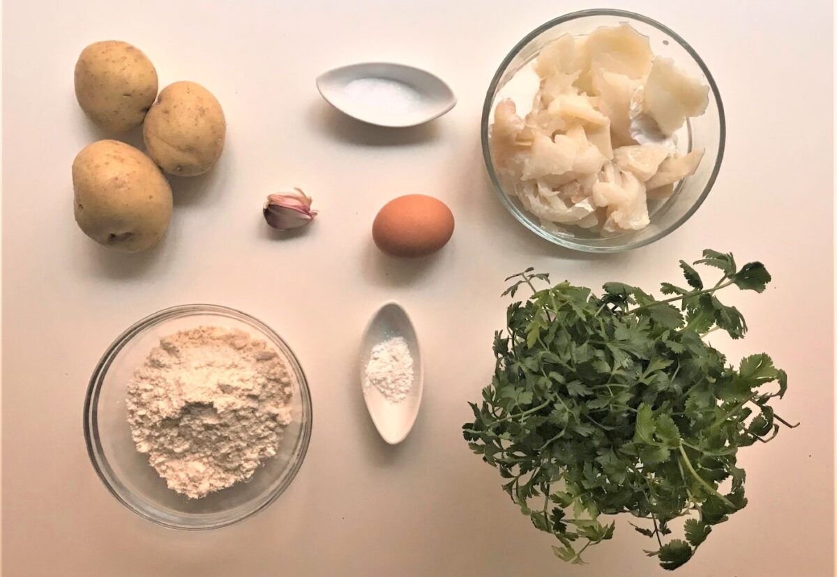 Buñuelos de bacalao y patata esponjosos y crujientes