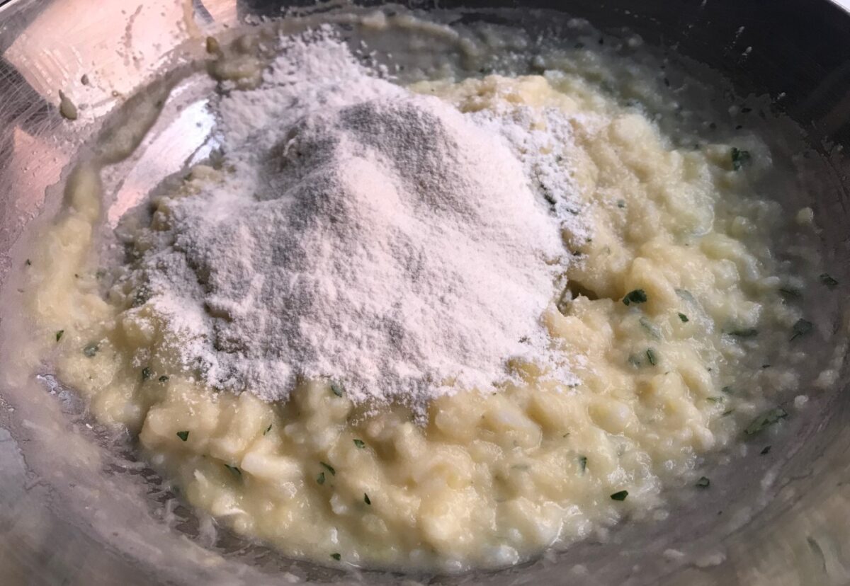 Buñuelos de bacalao y patata esponjosos y crujientes