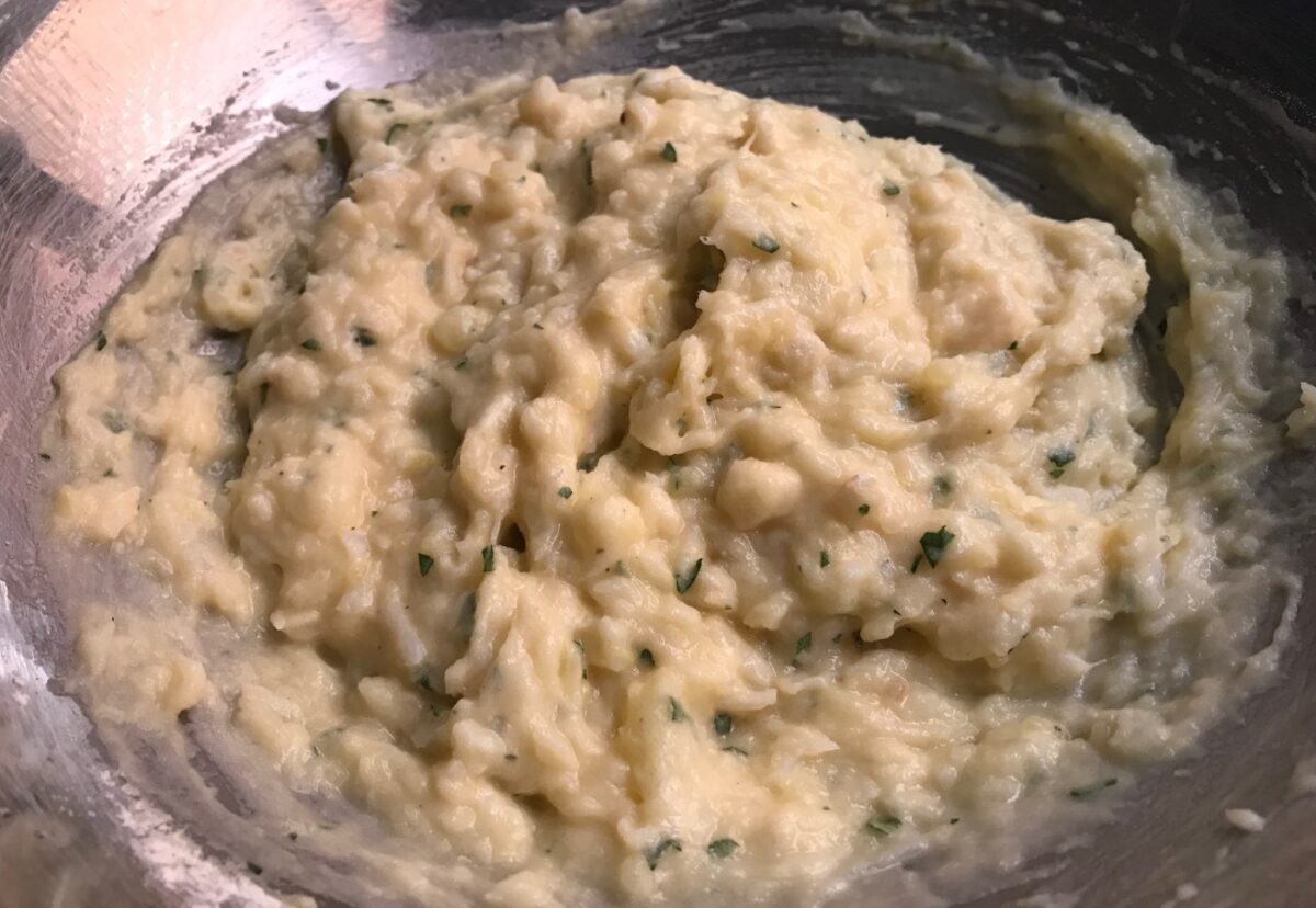 Buñuelos de bacalao y patata esponjosos y crujientes