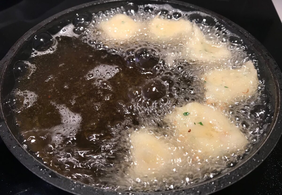 Buñuelos de bacalao y patata esponjosos y crujientes
