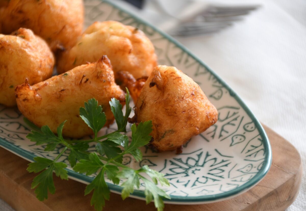 Buñuelos de bacalao y patata esponjosos y crujientes