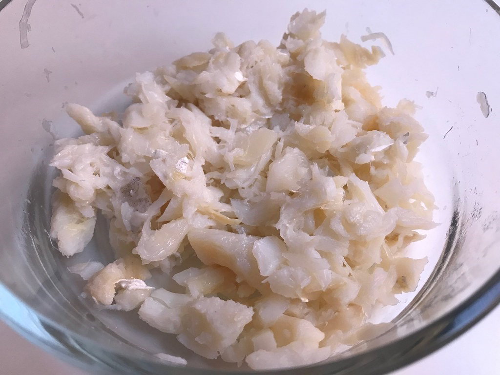 Buñuelos de bacalao y patata esponjosos y crujientes