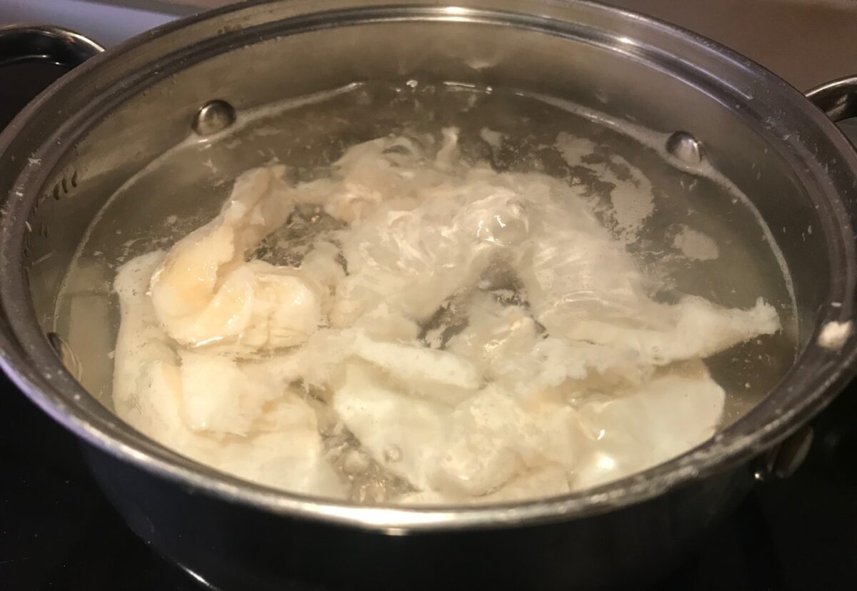 Buñuelos de bacalao y patata esponjosos y crujientes