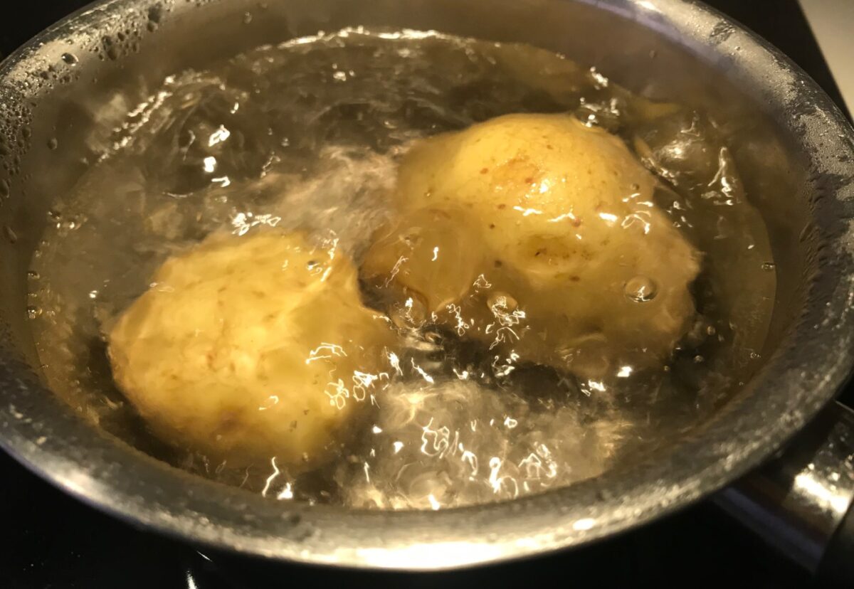 Buñuelos de bacalao y patata esponjosos y crujientes