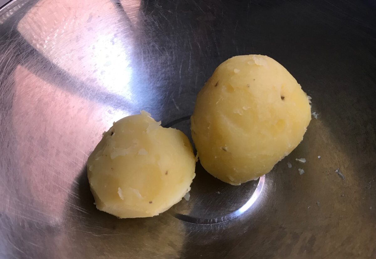 Buñuelos de bacalao y patata esponjosos y crujientes